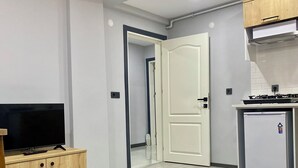 슈피리어 아파트, 퀸사이즈침대 1개 및 소파베드, 금연, 시내 전망 | 거실 공간