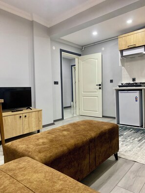 Apartemen Superior, 1 Tempat Tidur Queen dengan tempat tidur Sofa, Bebas Asap Rokok | Area keluarga | Smart TV 84-cm dengan saluran TV kabel