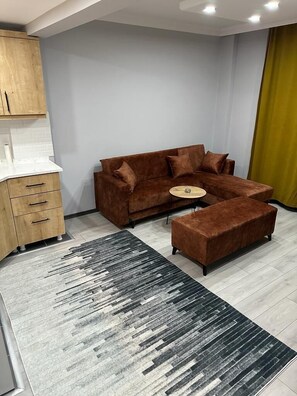 Apartemen Superior, 1 Tempat Tidur Queen dengan tempat tidur Sofa, Bebas Asap Rokok | Area keluarga | Smart TV 84-cm dengan saluran TV kabel