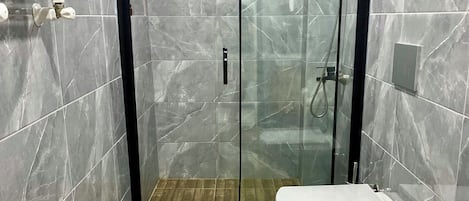 Superior Apartment, 1 Queen Bed with Sofa bed, Non Smoking, City View | Bathroom