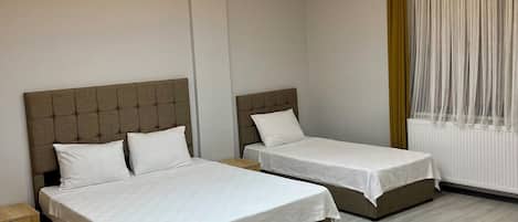 Departamento superior, 1 cama Queen size y sofá cama, para fumadores, vista a la montaña | Artículos del minibar gratis, escritorio, insonorización y wifi gratis
