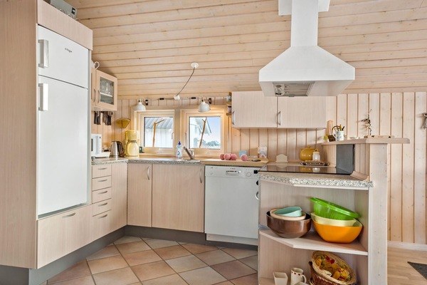 Kylskåp, ugn, spishäll och diskmaskin