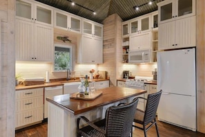 Kjøleskap, kokeplater, oppvaskmaskin og kaffetrakter/tekoker