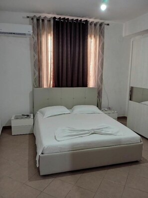 4 bedrooms, desk, iron/ironing board, free WiFi