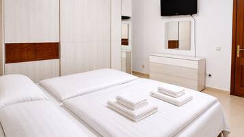 4 bedrooms, desk, iron/ironing board, free WiFi