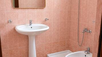 SĂšche-cheveux, serviettes fournies, savon, papier toilette