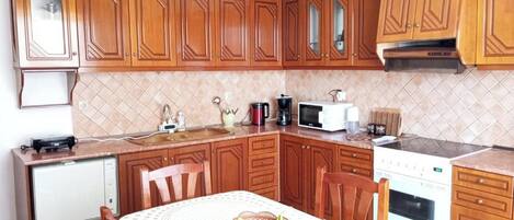 Kühlschrank, Mikrowelle, Ofen, Herdplatte