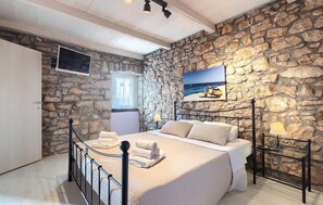 2 bedrooms, iron/ironing board, travel crib, free WiFi - Amazing home in Labin - Rabac (Labin - Rabac)