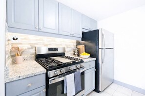 Fridge, microwave, oven, stovetop - Modern Downtown Hartford Condo + Gym |XL Center (Hartford)