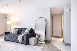 TV - Modern Downtown Hartford Condo + Gym |XL Center (Hartford)