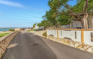 Property grounds - 1 bedroom nice apartment in Kustici (Kustici)