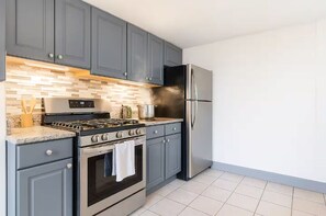 Køleskab, mikrobølgeovn, ovn, kogeplade