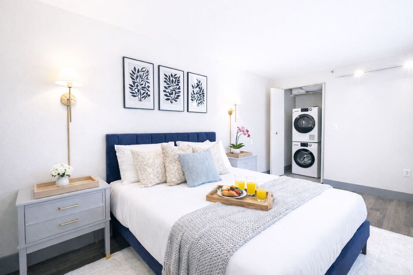 Escritorio, tabla de planchar con plancha, wifi gratis y ropa de cama 