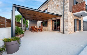 Outdoor dining - Amazing home in Kanfanar (Kanfanar)