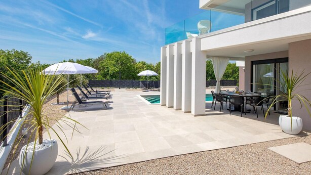 Outdoor dining - Gorgeous home in Garica (Garica)