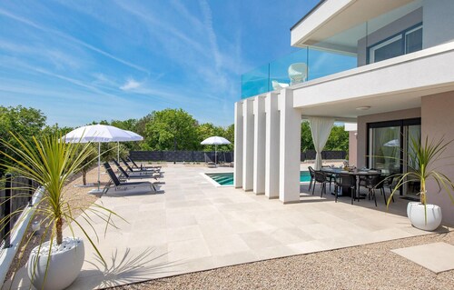 Gorgeous home in Garica