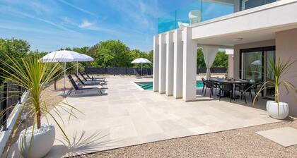 Gorgeous home in Garica
