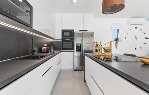 Refrigerador, microondas, horno y lavavajillas