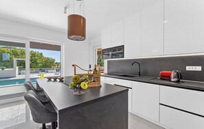 Kjøleskap, ovn, oppvaskmaskin og kaffetrakter/tekoker