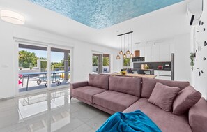 TV, bordtennis og stereoanlegg