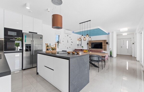 Kjøleskap, ovn, oppvaskmaskin og kaffetrakter/tekoker