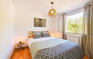 3 bedrooms, travel cot, free WiFi, bed sheets