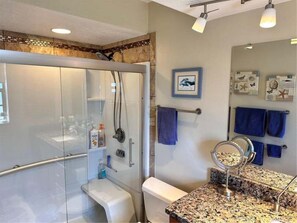 Shower, towels, soap, shampoo - House South Venice, 5 's for a reason - comfortable @ the heart of Florida Life (Venice)