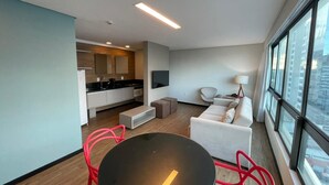 A modern apartment with a kitchen, dining area, and living room. - Flat Aconchegante em Boa Viagem (Recife)