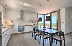 ثلاجة، فرن، غسالة أطباق، ماكينة لصنع القهوة/الشاي