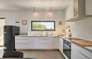 Kühlschrank, Mikrowelle, Ofen, Geschirrspüler