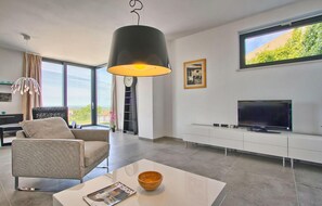 Fernseher, DVD-Player, Tischfußball, Tischtennisplatte