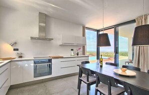 ثلاجة، فرن، غسالة أطباق، ماكينة لصنع القهوة/الشاي