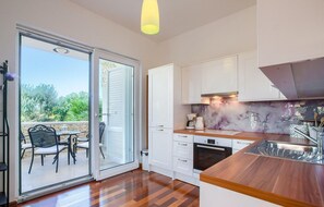 Réfrigérateur, four, lave-vaisselle, cafetière/bouilloire