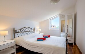11 bedrooms, travel cot, free WiFi, bed sheets - Lovely home in Murter (Murter)