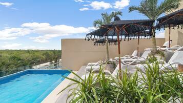 Una piscina al aire libre
