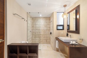 Family Double Room | Bathroom | Shower, hair dryer, bathrobes, towels