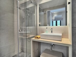 Een douche, een haardroger, handdoeken
