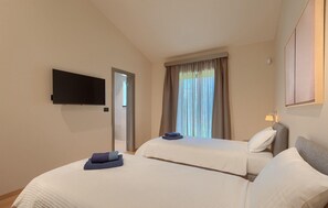 3 bedrooms, in-room safe, iron/ironing board, travel crib