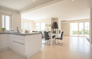 Kylskåp, ugn, diskmaskin och kaffe- och tebryggare