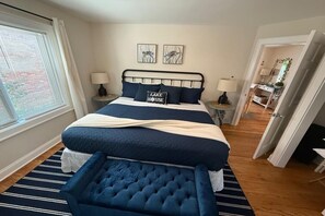 4 habitaciones, escritorio y tabla de planchar con plancha 