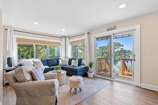 Smart TV, video games, table tennis, stereo