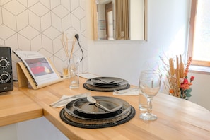 Dining - La Suite Neuvilloise - 15 Minutes de Lyon - Jacuzzi/wifi - Entièrement Rénovée (Neuville-sur-Saône)