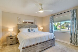 3 habitaciones, escritorio y tabla de planchar con plancha 