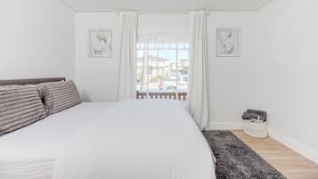 2 habitaciones, escritorio, tabla de planchar con plancha y wifi