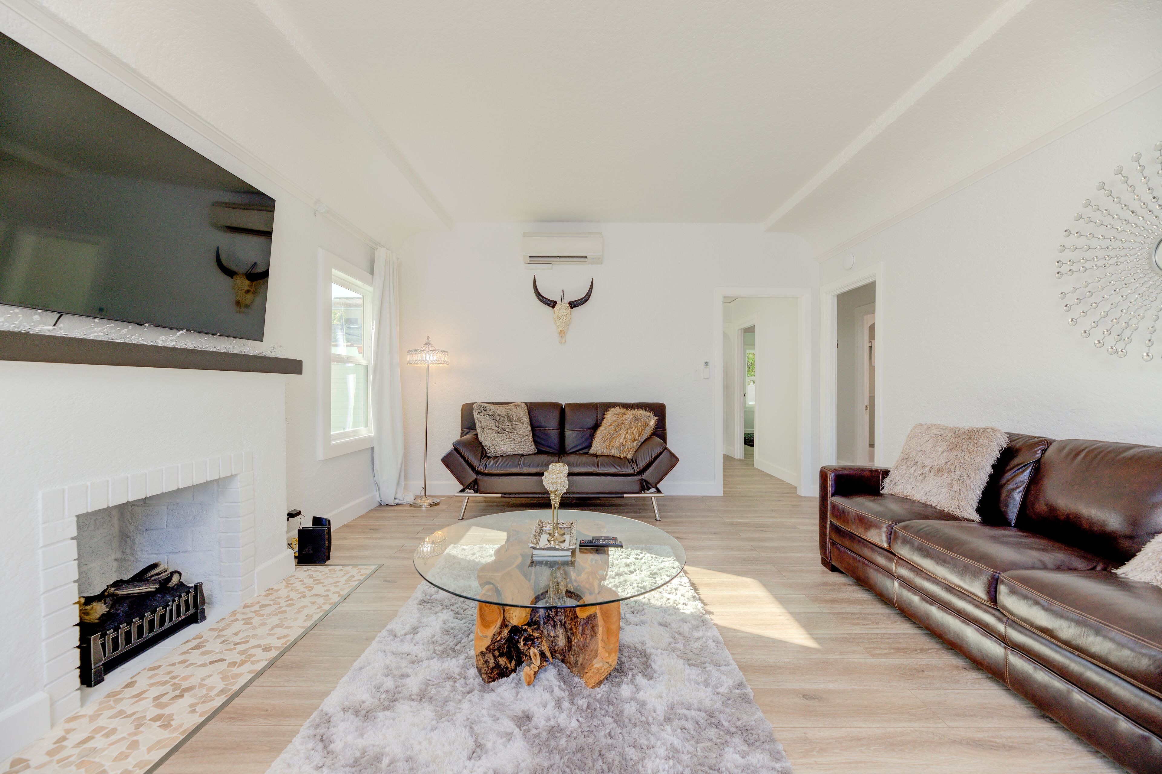 Smart-tv, een open haard en boeken