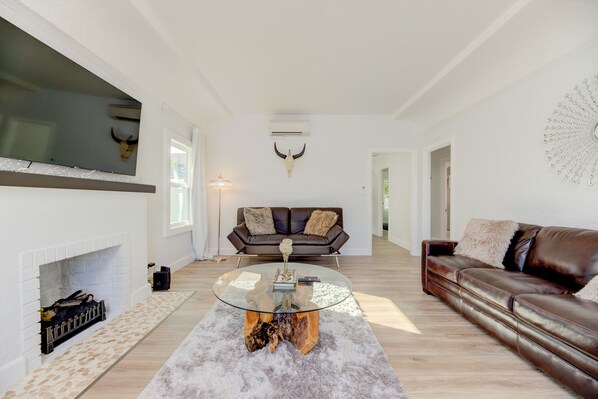 Smart-TV, Kamin, Bücher