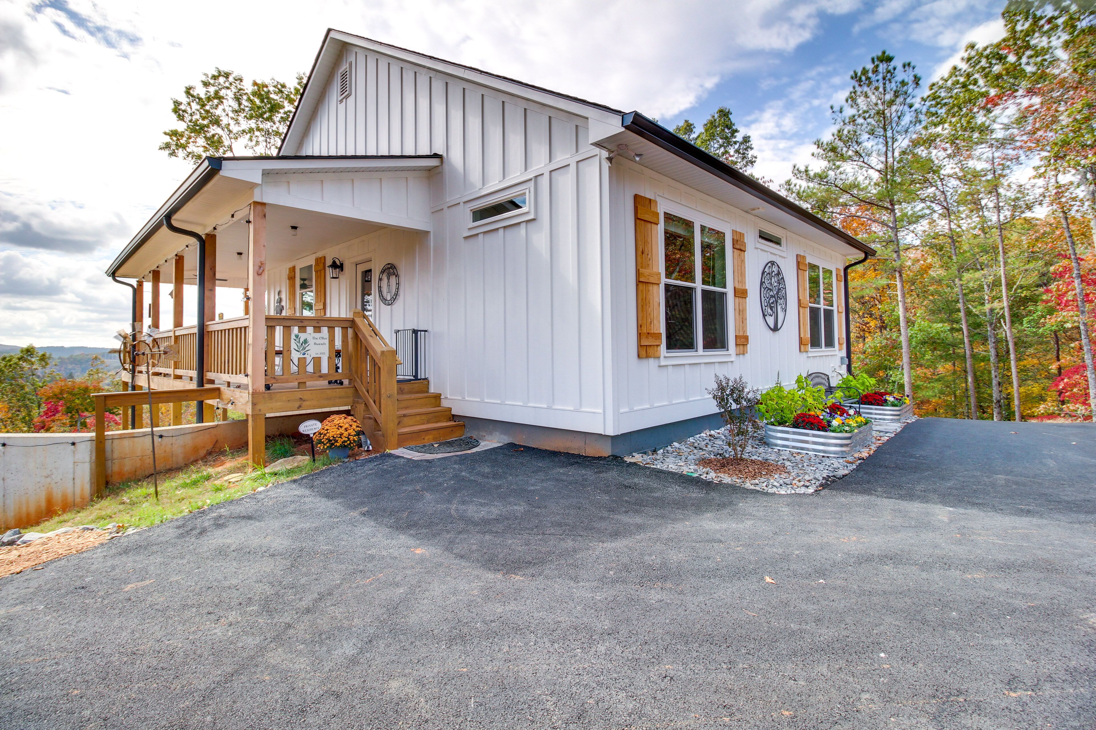 Lovely Ellijay Cottage w/ Hot Tub & Mountain Views
