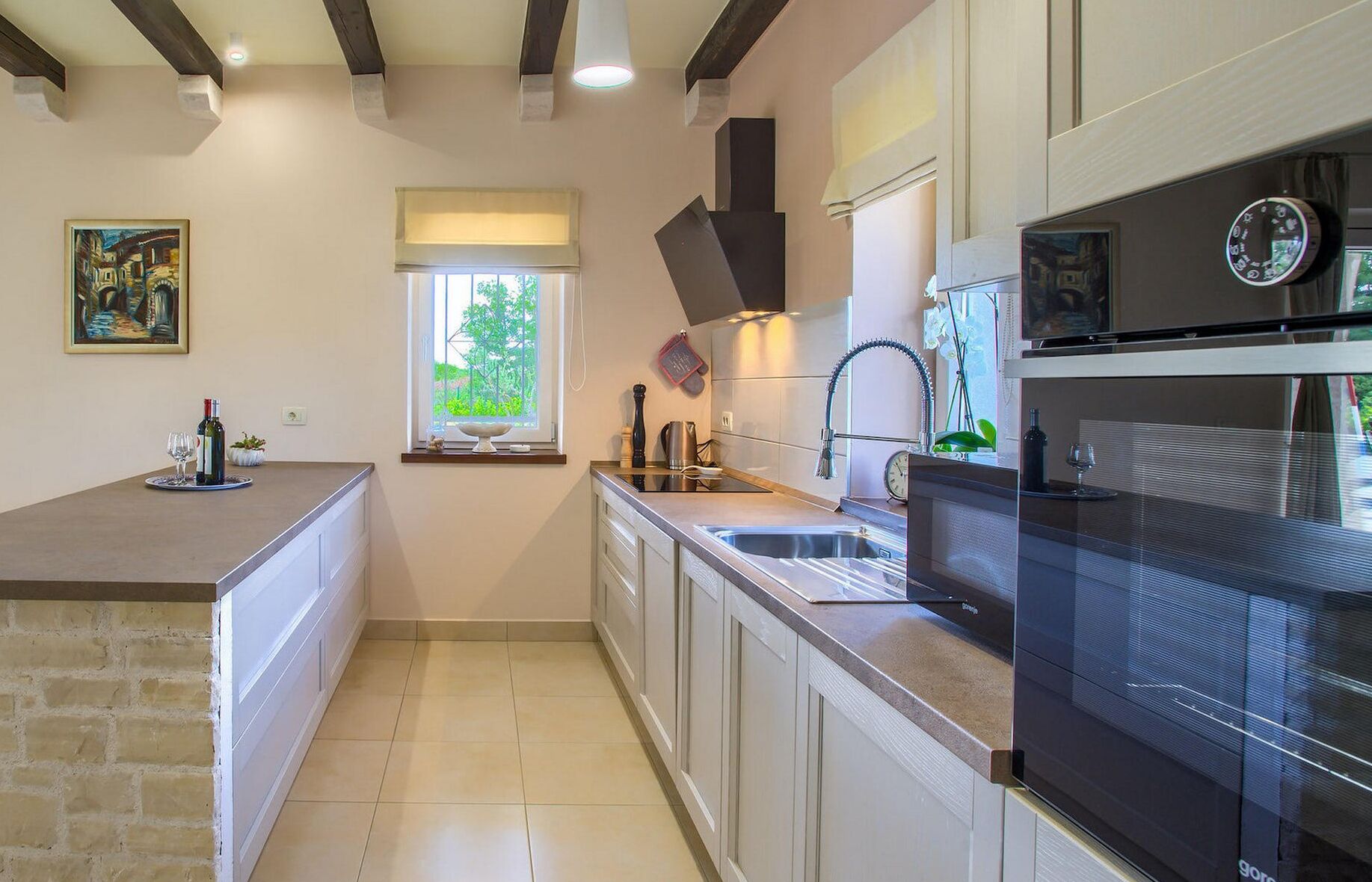 Frigorífic, forn, rentaplats i cafetera i tetera 