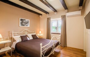 4 habitaciones, tabla de planchar con plancha y cuna de viaje