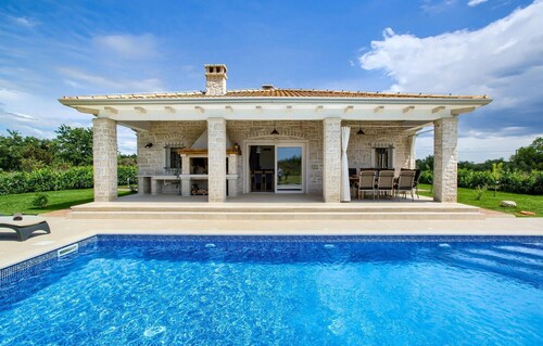 Gorgeous home in Drnis